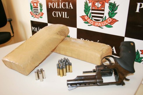 A droga, arma e munição apreendidos durante ação da Polícia Civil de Avaré Foto: Polícia Civil de Avaré