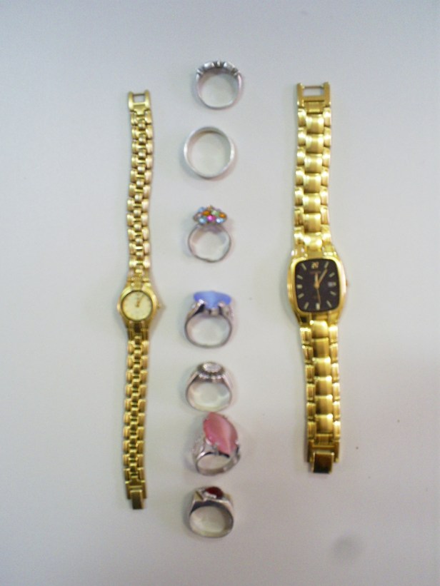 Relógios de ouro e aneis de prata encontrado com o acusado