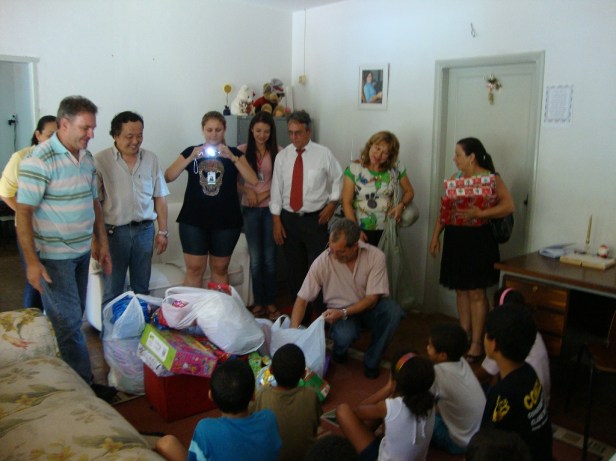 Entrega dos presentes às crianças