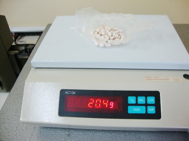 As pedras de crack estavam embaladas individualmente, próprias para a venda.