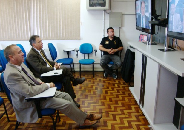 Em Avaré, os delegados seccionais Antonio Soares da Costa Neto (Botucatu) e Jorge Cardoso de Oliveira (Avaré) acompanham o lançamento do Sistema de Ensino à Distância