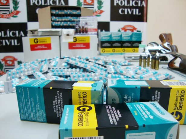 Medicamentos e armas apreendidos durante ação da DISE de Avaré: farmácia foi interditada e proprietário preso