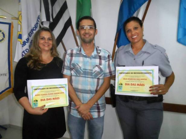 Cláudia (P.C.), Jayminho (Presidente do Rotary) e Célia (P.M.) na entrega dos certificados