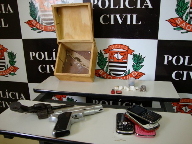 Armas, dorgas e celulares apreendidos com os acusados