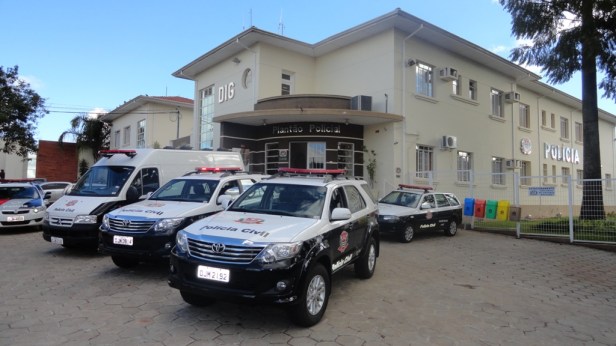 Novas viaturas da Polícia Civil em frente ao Plantão Polícial de Avaré
