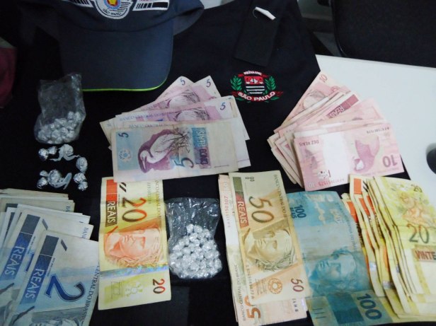 Droga e dinheiro apreendidos durante a operação em Taquarituba