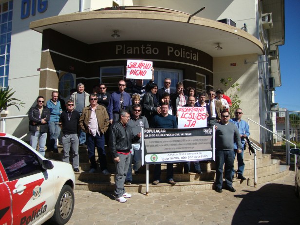 Manifestação dos policiais civis ocorreu em frente ao Plantão Permanente