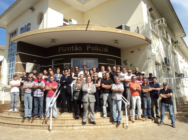 Policias civis de braços cruzados em frente ao Plantão de Avaré: protesto