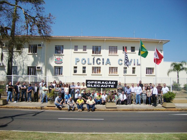 1 - O protesto foi realizado no prédio do Plantão Permanente, onde também estão instaladas a DIG, DISE e 1º DP