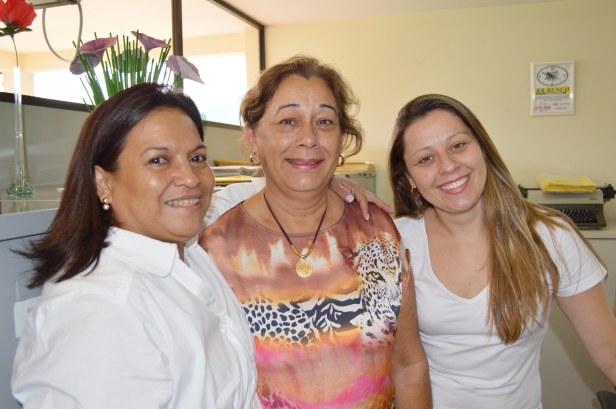 Angela (ao centro) recebe os parabéns das colegas policiais Edith e Elaine, do Setor Pessoal