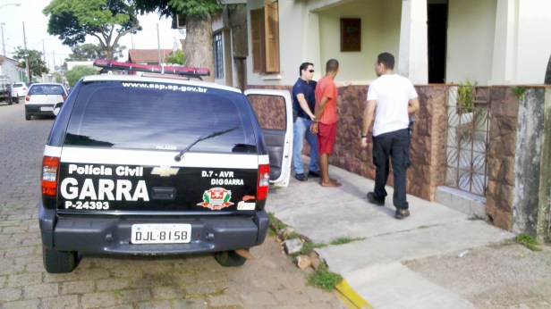 Policiais civis abordam o adolescente logo após ele pular a janela da residência