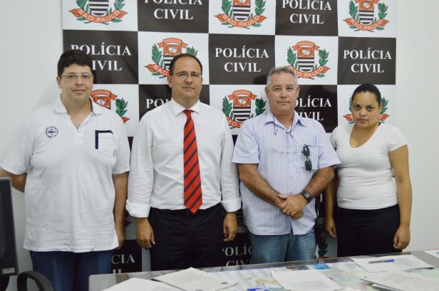 Equipe do Necrim de Avaré escrivão Paulo Pizza, delegado Vagner Bertoli, agente policial Flávio Peres  e a estagiária Ana Carolina
