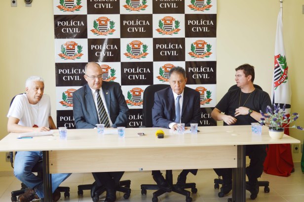 1-a - Delegados Dimas Pinheiro (DEIC), Júlio Guebert (Deinter 7), Jorge Cardoso de Oliveira e Fabiano Ribeiro Ferreira da Silva durante a coletiva