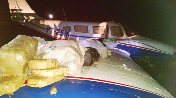 Avião 2  – O bimotor foi localizado na zona rural de Itaí carregado com mais de 300 quilos de pasta base de cocaína