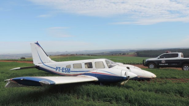 Avião 4 – Avião foi apreendido pela Polícia Civil pequenas avarias nas asas, e danos na hélice e no trem de pouso