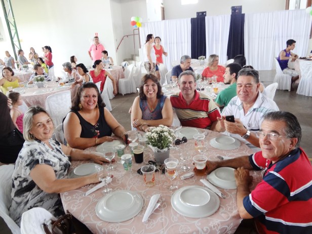 Marcos e Adriana com familiares e amigos