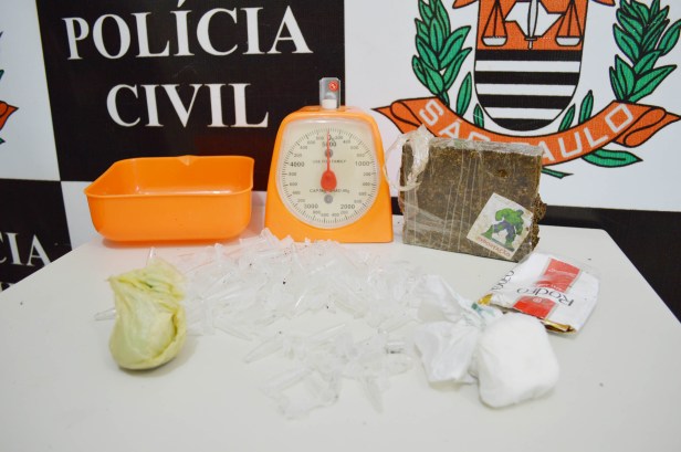 Droga, balança e pinos plásticos encontrados na residência do casal, no bairro Bonsucesso