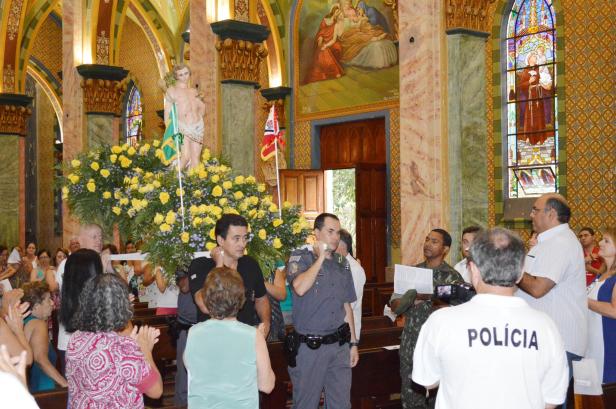 Imagem chega ao Santuário carregada por policiais (Copy)