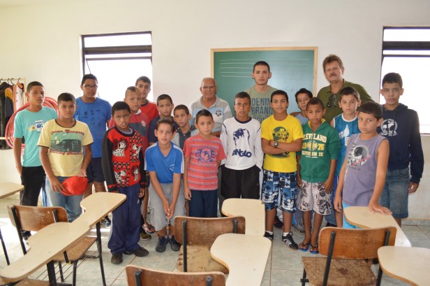 Dirceu, Lucas e Orlando Gambini Filho com a turma de aprendizes