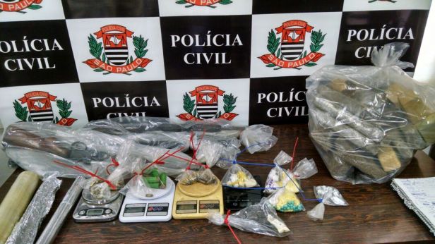 1 - Drogas, armas e munição apreendidos durante cumprimento de mandado de busca domiciliar na Vila Capitão Cesário, em Itaí