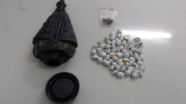 Droga escondida em Imagem de Nossa Senhora