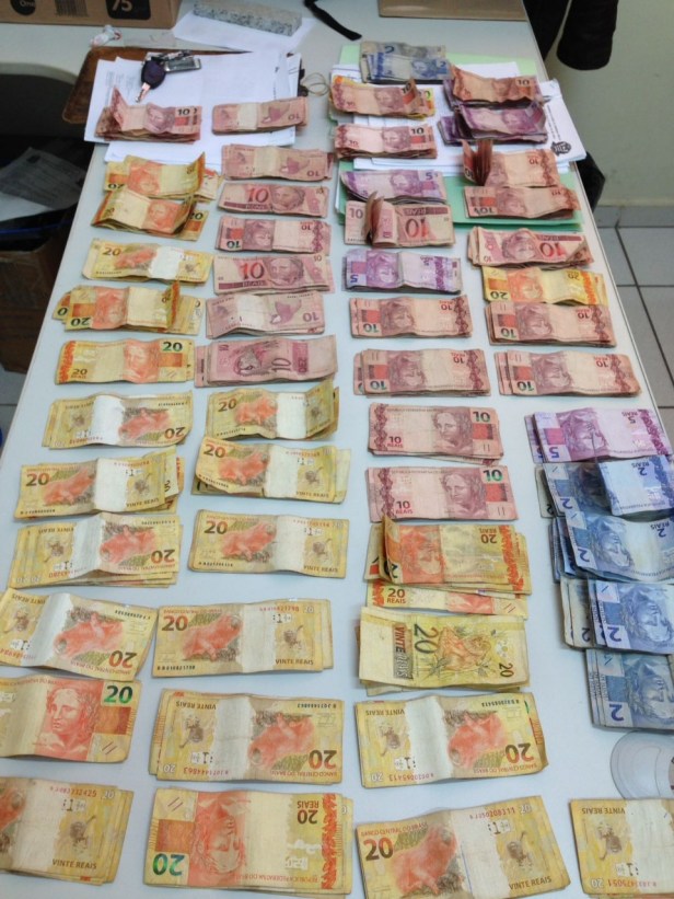 Mais de R$ 5 mil reais em notas de pequeno valor